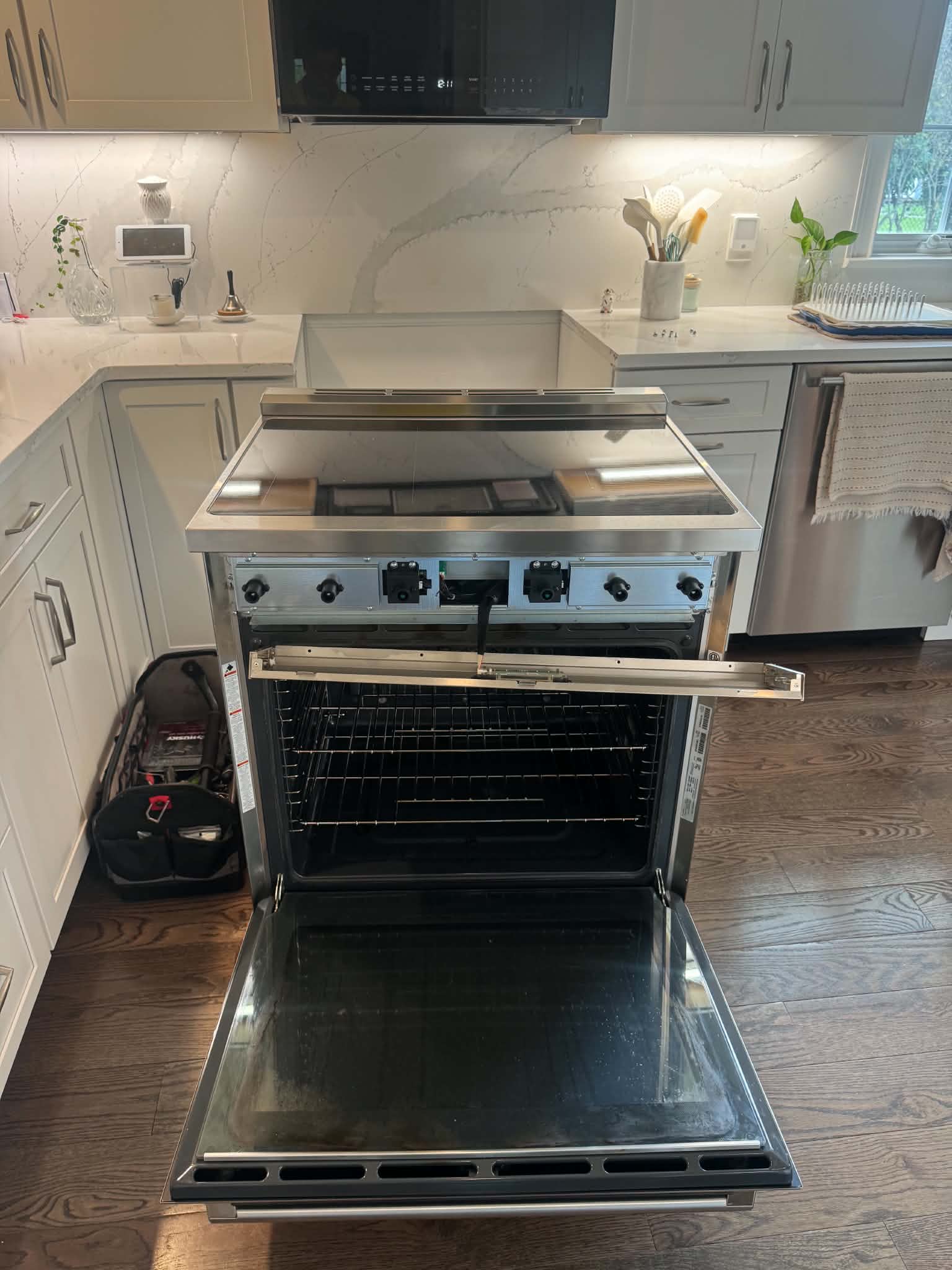 Appliance repair work photograph